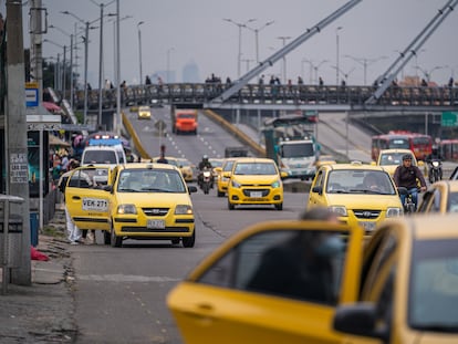 BOGOTÁ, COLOMBIA - 22 SEPTIEMBRE, 2022: Taxis se movilizan por la autopista norte durante el día sin carro en Bogotá, Colombia, el 22 de septiembre del 2022. Foto: Diego Cuevas / El País