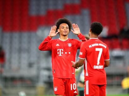 Leroy Sané y Serge Gnabry celebran uno de los goles del partido contra el Schalke 04 este viernes en el Allianz Arena en la jornada inaugural de la Bundesliga