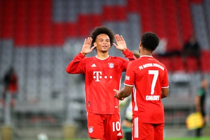 Leroy Sané y Serge Gnabry celebran uno de los goles del partido contra el Schalke 04 este viernes en el Allianz Arena en la jornada inaugural de la Bundesliga