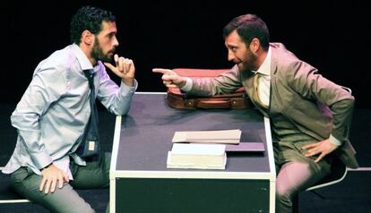 Juanma Díez y Xoel Fernández en una imagen de 'Famélica' de Juan Mayorga.
