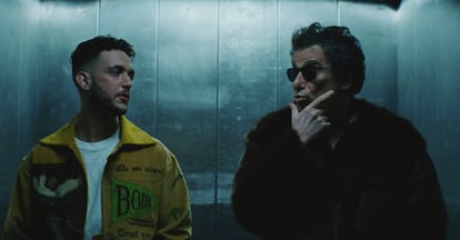 C. Tangana y Andrés Calamaro, en un montacargas, en el vídeo de 'Hong Kong'.