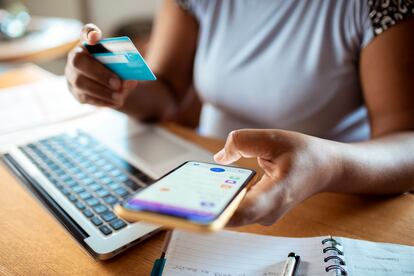 Mujer invierte en la banca de su teléfono