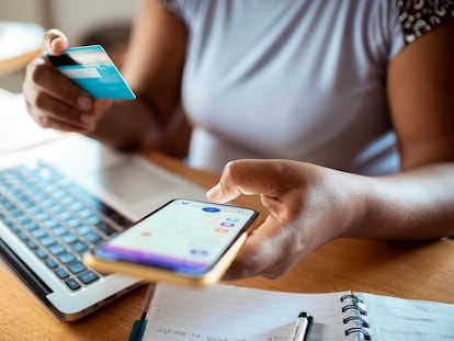 Mujer invierte en la banca de su teléfono.