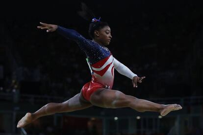 A estrela da ginástica norte-americana Simone Biles compete. Os EUA ficaram com ouro em equipes.