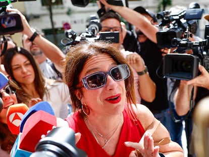 MADRID, 03/06/2025.- La militante socialista Leire Díez a su llegada este martes, a la sede del PSOE en la calle Ferraz de Madrid. Leire Díez ha acudido esta tarde a la sede del PSOE en la madrileña calle de Ferraz para dar explicaciones sobre los audios publicados en los que se le escuchaba pedir información comprometedora sobre miembros de la UCO de la Guardia Civil que investigan casos cercanos al Gobierno. EFE/ Rodrigo Jiménez