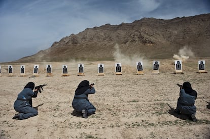 Tres mujeres policías afganas reciben entrenamiento de los 'carabinieri' en un campo de tiro en las afueras de Kabul, Afganistán, 13 de abril de 2010