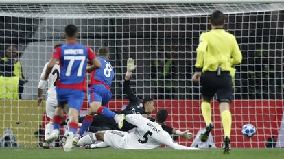 El centrocampista del CSKA, Nikola Vlasic, marca el primer gol para el equipo de Moscú.