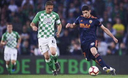 Guedes, a la derecha, conduce un balón ante Joaquín.