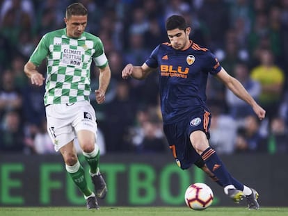 Guedes, a la derecha, conduce un balón ante Joaquín.