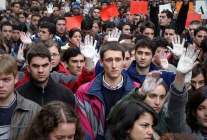 11 de marzo de 2004. León. Un millar de estudiantes se concentraron pocas horas después de los atentados. Muchos de ellos llevaban las manos pintadas de blanco, un gesto habitual en las manifestaciones antiterroristas contra ETA.