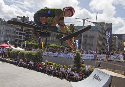 Uno de los participantes en las acrobacias con bicicleta del festival. / LALO R. VILLAR