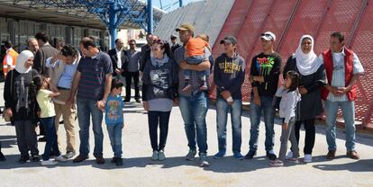 Refugiados acolhidos pelo Vaticano posam para as câmeras no aeroporto de Mitilene, na ilha de Lesbos.