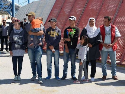 Refugiados acolhidos pelo Vaticano posam para as câmeras no aeroporto de Mitilene, na ilha de Lesbos.