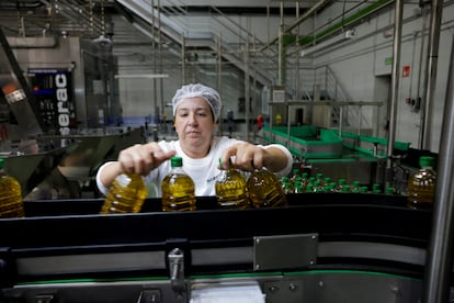 Una trabajadora en una planta de embotellado de aceite en Antequera (Málaga), el 9 de abril. 