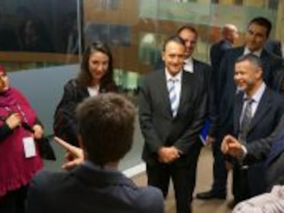 &Aacute;ngeles Villaescusa, directora general de Esri, con algunos miembros de la delegaci&oacute;n &aacute;rabe en una de las empresas visitadas.