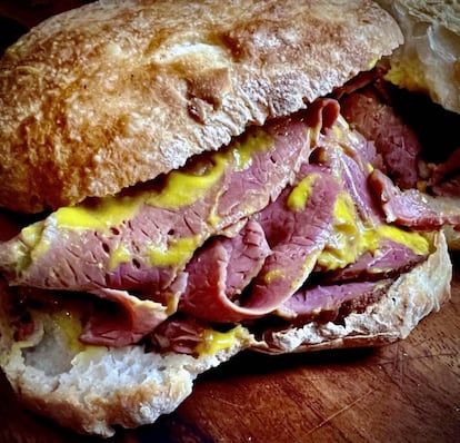 Pan de cristal con pastrami de ternera. J.C. CAPEL