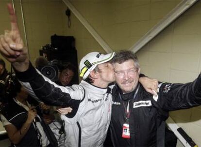 Jenson Button y Ross Brawn, tras proclamarse campeones del mundo de fórmula 1.