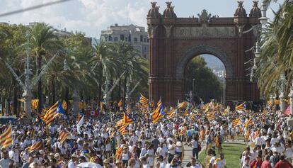 Los manifestantes llegan a los aleda&ntilde;os del Arco de Triunfo de Barcelona poco antes de que arranque la concentraci&oacute;n 