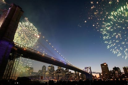 Fuegos artificiales de Nochevieja desde el puente de Brooklyn, en Nueva York (EE. UU.).