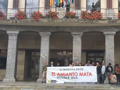 Los afectados y familiares del trabajador municipal fallecido durante la celebración del pleno en Llodio