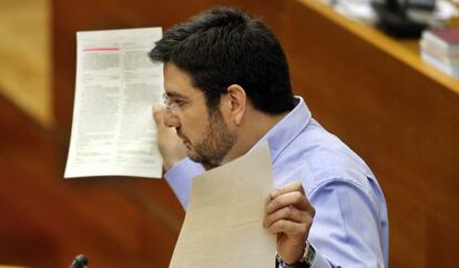 El diputado de Esquerra Unida Ignacio Blanco defiende en las Cortes Valencianas que la oposición pueda acceder a los documentos que le niega el Consell.