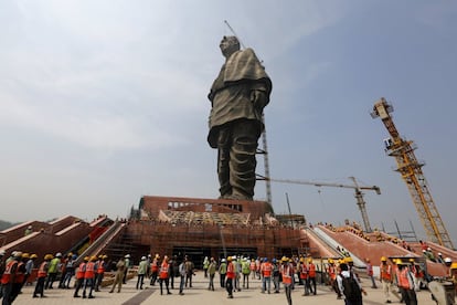 Trabalhadores indianos nas proximidades da Estátua da Unidade, em construção em Kevadiya Colony, uma localidade a 200 km de Ahmedabad.