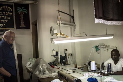 <p>En un taller del centro de Tel Aviv, un israelí elogia la pericia de su empleado como sastre de vestiduras religiosas.</p> <p>Mientras que una parte de la población de Israel mira a los solicitantes de asilo con hostilidad o con indiferencia, otra parte depende de ellos para ocupar puestos de trabajo que los israelíes ya no quieren, como los relacionados con la construcción, la limpieza, la cocina y otros empleos de baja cualificación. Sin embargo, quienes se oponen a la presencia de estas personas en Israel, afirman que se han quedado con empleos que podrían estar ocupados por israelíes, a pesar de que, antes de la Segunda Intifada y del cierre de Cisjordania, las tareas para las que se requiere poca cualificación solían desempeñarlas palestinos. Al final han sido los solicitantes de asilo los que han ocupado esos puestos de trabajo.</p>