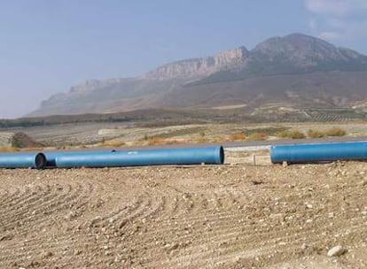 Imagen de archivo de las tuberías para llevar agua a Baza.