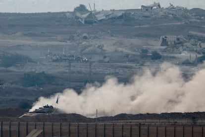 Un tanque israelí maniobra en Gaza, visto desde el lado israelí de la frontera, este domingo.