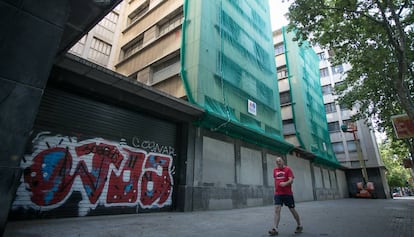 Los antiguos juzgados del paseo de Lluís Companys de Barcelona, en el periodo entre que quedaron en desuso y fueron derribados.