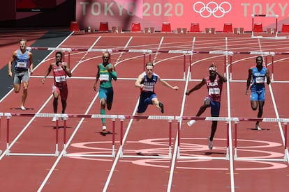 Warholm, en el centro, en la final de los 400 metros vallas masculinos.