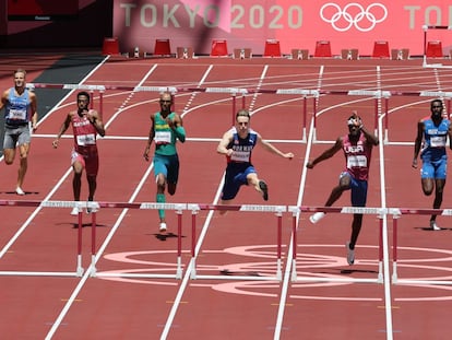 Warholm, en el centro, en la final de los 400 metros vallas masculinos.