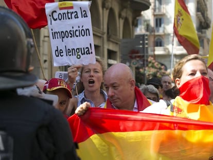 Tensión entre dos manifestaciones por el modelo lingüístico de la escuela catalana, en imágenes