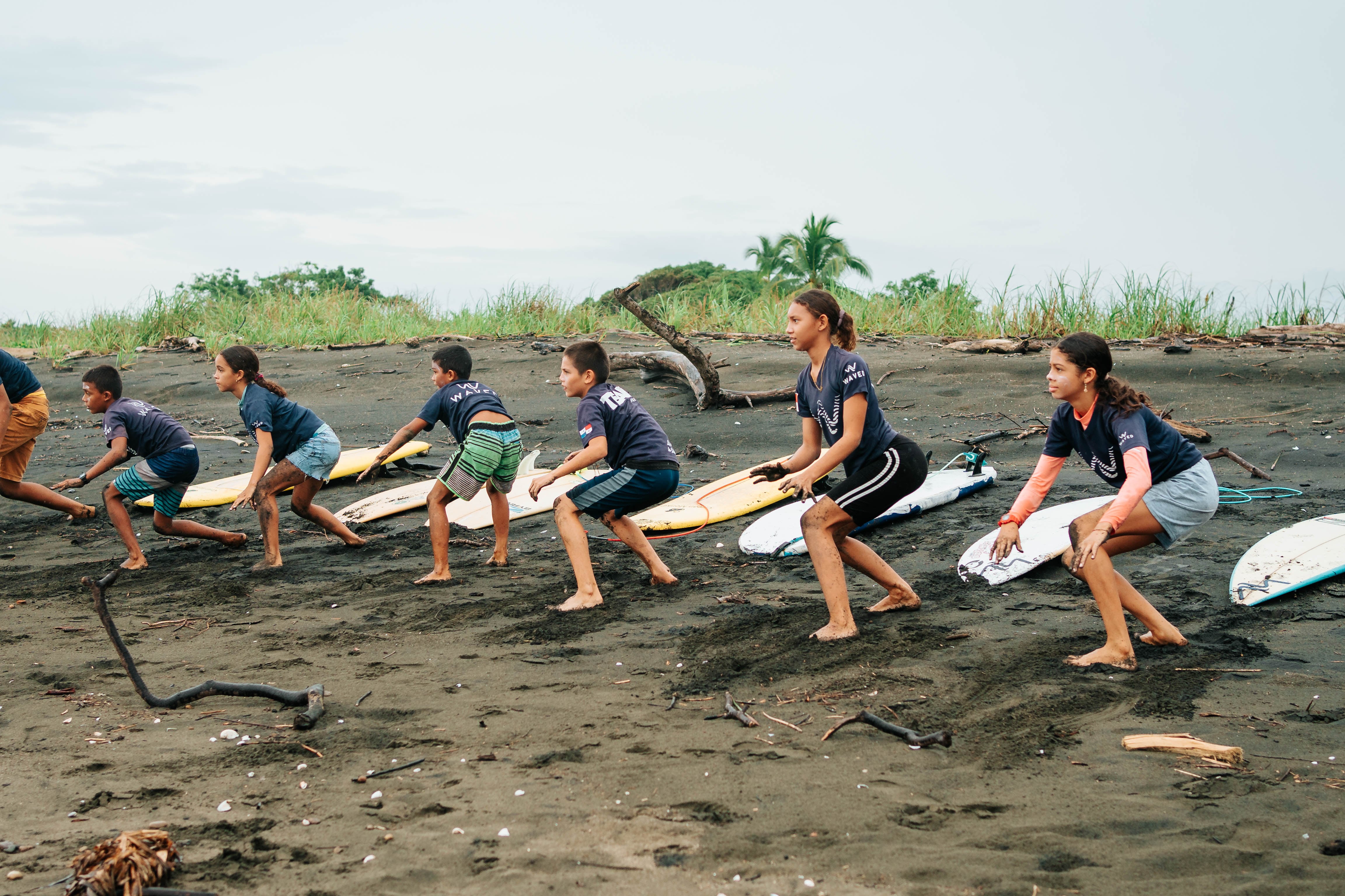 "Surf y Esperanza: Cómo 'Un Dólar por una Ola' Transforma Vidas en el Desfavorecido Pacífico Panameño"