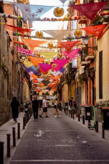 Adornos callejeros en la calle del Oso durante la verbena de San Cayetano, el 4 de agosto de 2021.