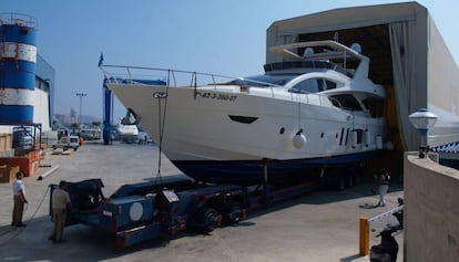 Un yate, en el astillero Astondoa de Santa Pola (Alicante).