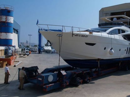 Un yate, en el astillero Astondoa de Santa Pola (Alicante).