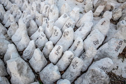 Clasificación de las piedras encontradas de acuerdo a la  unidad de excavación en el Grupo de la serie inicial en Chichén Itzá.