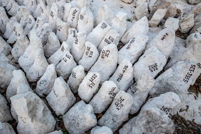 Clasificación de las piedras encontradas de acuerdo a la  unidad de excavación en el Grupo de la serie inicial en Chichén Itzá.