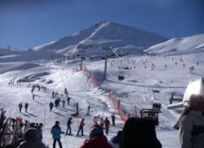 Cerler es una las estaciones de esquí más altasde España y su emplazamientoen el valle de Benasque la convierte en un sitio ideal para los amantes de la naturaleza.