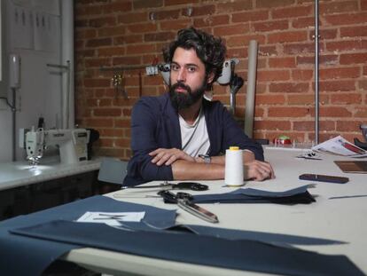 El dissenydor de moda, Moisés Nieto, al seu taller del barri madrileny d'Argüelles.