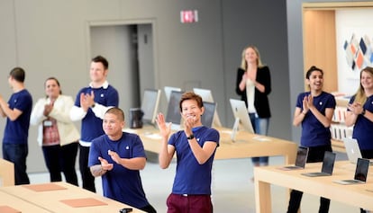 Los empleados de la nueva tienda de Apple en San Francisco durante la presentación del establecimiento para la prensa, el 19 de mayo de 2016.