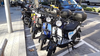 Motos eléctricas con licencia del Ayuntamiento de Barcelona de las empresas Oiz, Avant, Tucycle e Iberscot.