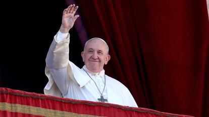 El papa Francisco saluda desde un balcón del Vaticano.