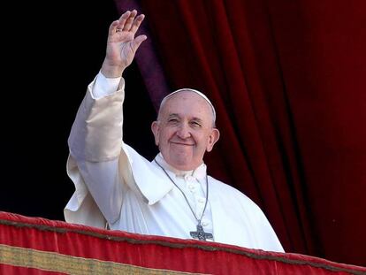 El papa Francisco saluda desde un balcón del Vaticano.