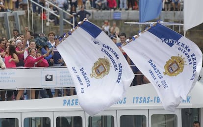 Las remeras de San Juan y los de Urdaibai ondean la bandera de La Concha tras los triunfos logrados por ambas traineras en las regatas de San Sebastián.