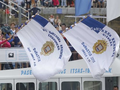 Las remeras de San Juan y los de Urdaibai ondean la bandera de La Concha tras los triunfos logrados por ambas traineras en las regatas de San Sebastián.