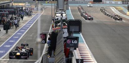 Sebastian Vettel, a la izquierda de la imagen, salió desde el 'pit lane'.