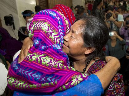 La activista de derechos humanos Rosalina Tuyuc se abraza a una de las v&iacute;ctimas tras conocerse el fallo en Ciudad de Guatemala.