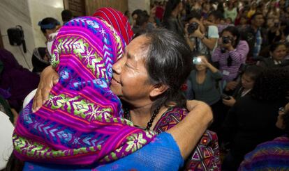 La activista de derechos humanos Rosalina Tuyuc se abraza a una de las víctimas tras conocerse el fallo en Ciudad de Guatemala.